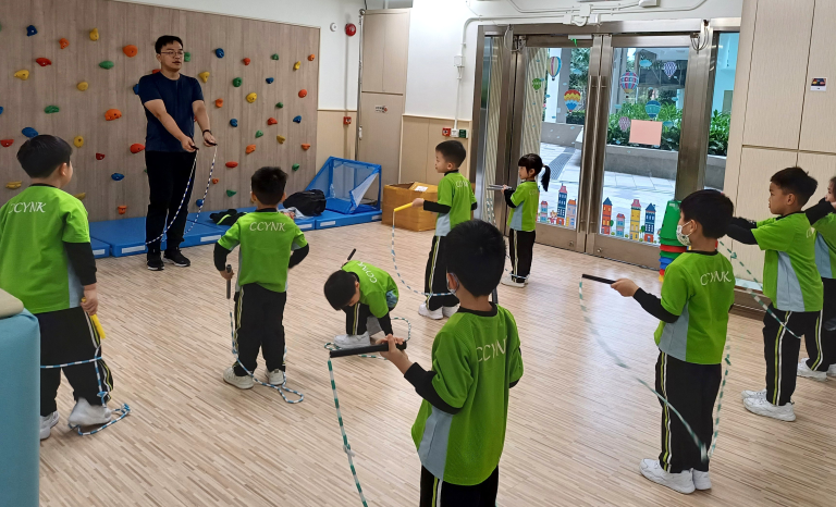 透過不同跳繩技巧， 讓幼兒增強體能和靈活性。
