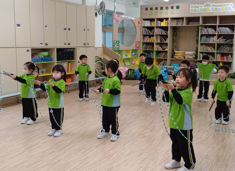 透過不同跳繩技巧， 讓幼兒增強體能和靈活性。